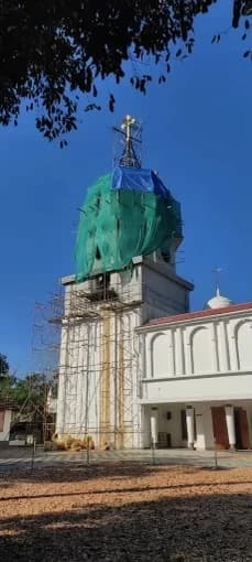 Vertical down conductor run connecting roof air terminals to ground grid